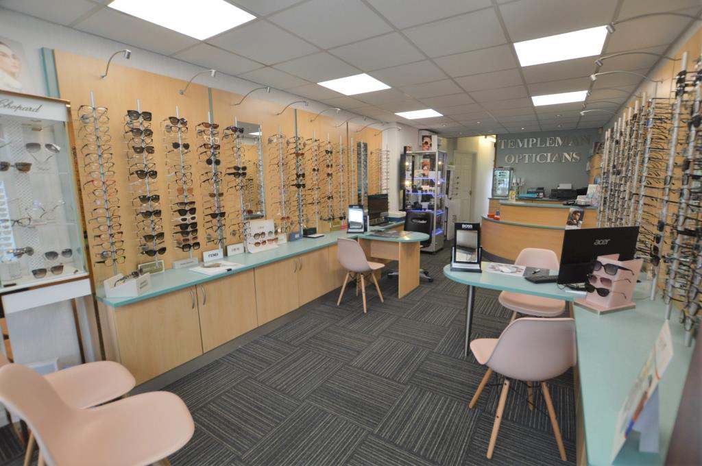 Lot: 145 - MIXED USE COMMERCIAL PREMISES WITH PART VACANT POSSESSION - Internal photograph of Templemans Opticians